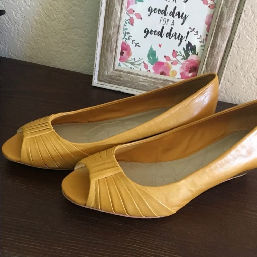 Giani Bernini peep toe